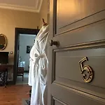 Le Petit Chateau Des Cedres *