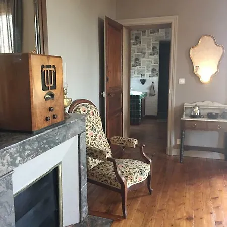 Le Petit Chateau Des Cedres Bed & Breakfast