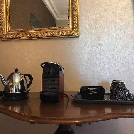 Couette-café Le Petit Château Des Cedres 3*