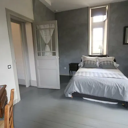 Le Petit Château Des Cedres Couette-café 3*