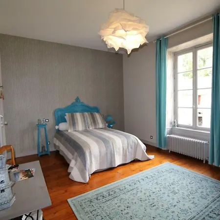 Le Petit Château Des Cedres Couette-café 3*