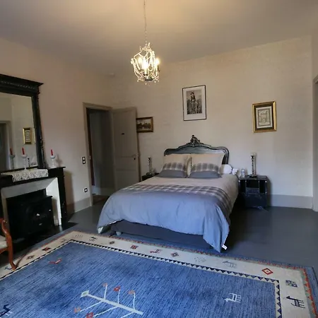 Le Petit Chateau Des Cedres *