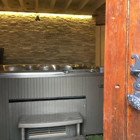 Le Petit Château Des Cedres Couette-café