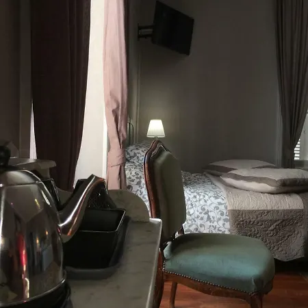 Le Petit Château Des Cedres Couette-café Mouchamps