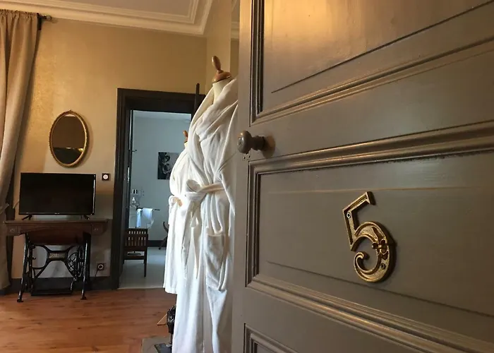 Le Petit Chateau Des Cedres *