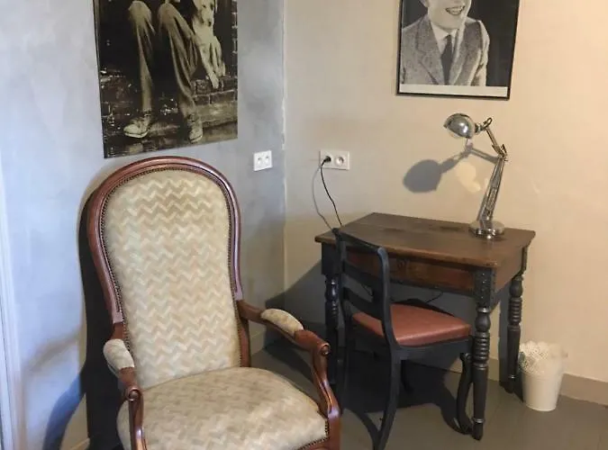 Le Petit Chateau Des Cedres