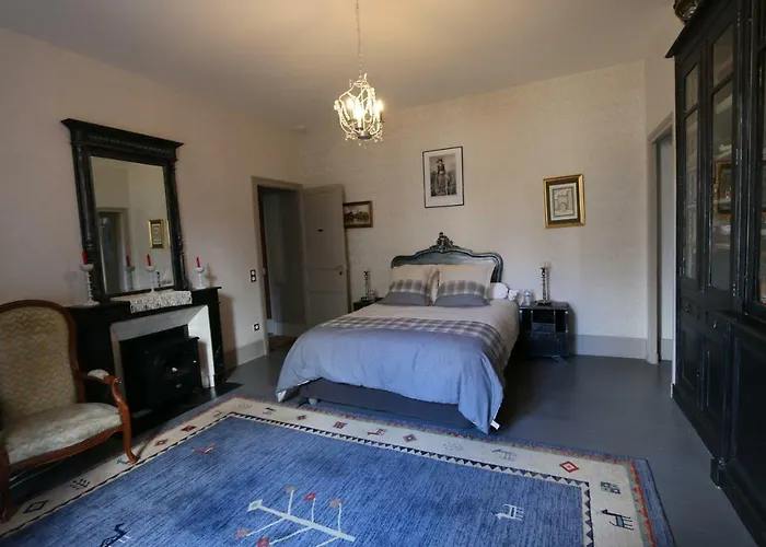 Le Petit Chateau Des Cedres *