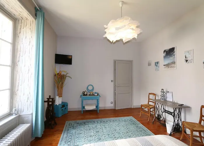 Le Petit Chateau Des Cedres *