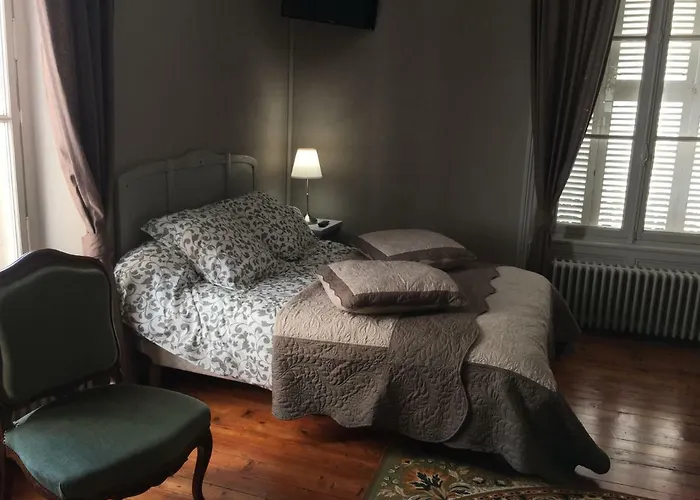 Le Petit Chateau Des Cedres *